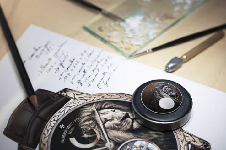 珐琅师在Les Cabinotiers阁楼工匠14天陀飞轮的面盘上一笔一画描绘出栩栩如生的狮子珐琅图案