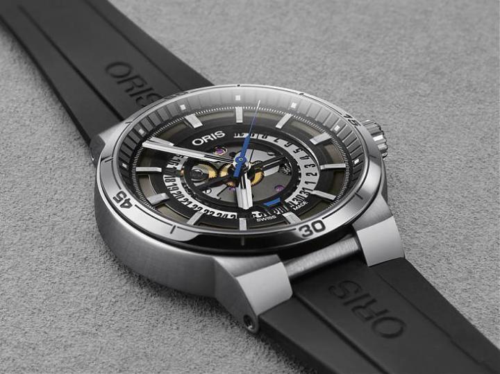 新款TT1镂空日期表尽管启用大胆的结构设计，但却更加纤薄和细致。推出此款腕表是为了赞扬一级方程式赛车的力量和Williams一级方程式赛车队达成的成就