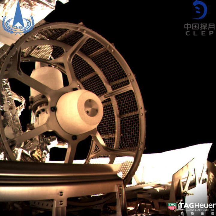 中国探月工程最近完成在月球背面放上无人探测机的壮举，身为官方时计的泰格豪雅也在活动中贡献自己的一份心力