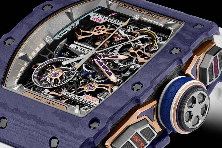 RM 41-01 的第二项专属复杂功能 —— 机械进球计数器。按压位于 2 点钟与 4 点钟位置的按钮，可分别记录主队与客队的进球数。每次按压，指针便透过专属齿轮系统沿金属轨道推进，最多可记录 9 个进球，随后自动归零。