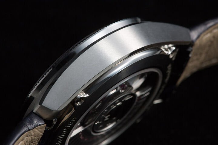 三针Globemaster的表径是39mm，年历款稍微加大到41mm，对亚洲人仍属Just-size，也符合系列复古的属性。表耳的线条从正面看有相当的长度，但转到侧面就能发现它相当收敛，有助于着装性