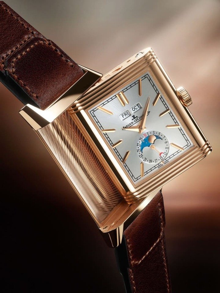 Reverso Tribute Duoface Calendar正面格局清楚展示全日历资讯，另有月相显示。