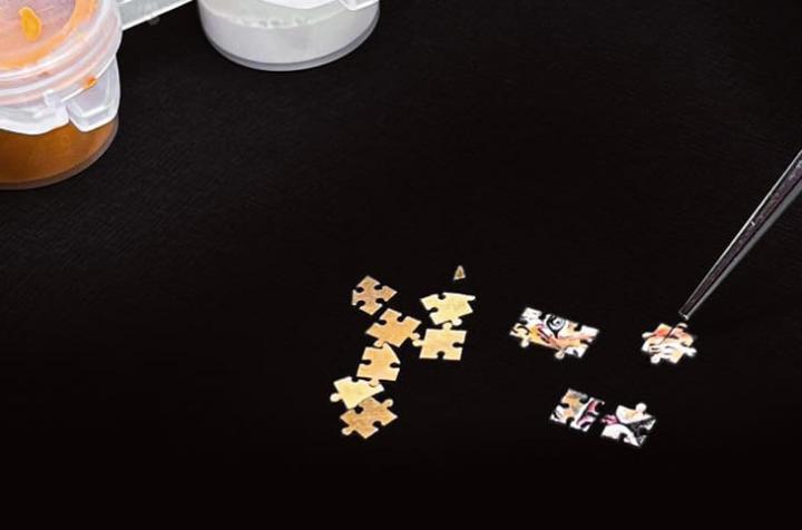 LOUIS MOINET 以 81 片拼图错落四层高度，拆解上色后重组，营造层次分明的立体视觉效果。