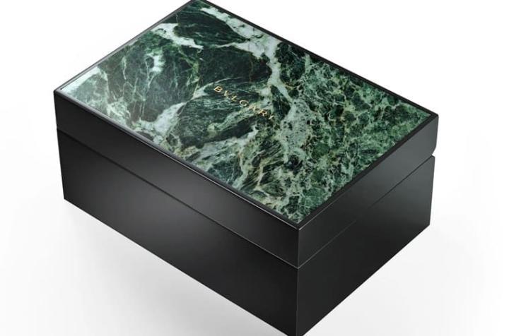 Octo Finissimo Tourbillon Marble的表盒与手表外观很有整体感，表盒表面镶有一片绿色大理石材质。