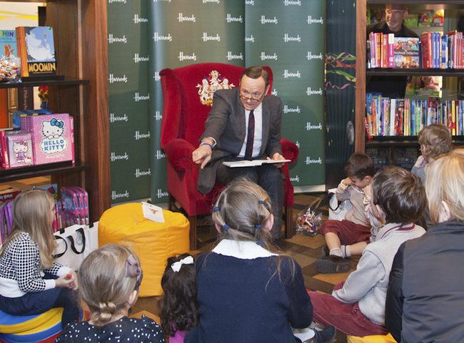 在2013年IWC纪念圣艾修佰里经典童话名著《小王子》诞生70周年之际，Kevin Spacey亲赴伦敦为小朋友朗读《小王子》的经典章节