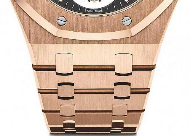 原创的皇家橡树超薄镂空陀飞轮腕表先以铂金材质示人，后来也推出过K金款式，如今终于推出玫瑰金和不鏽钢材质，经典特色依旧风采不减