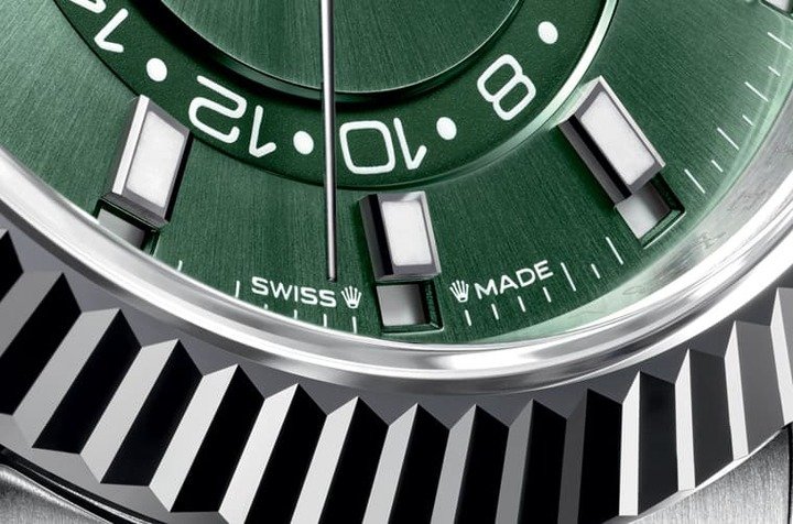 新款天行者面盘6点方向的”SWISS MADE”字样间多了两个劳力士皇冠图案，成为区隔新旧款的一大依据。