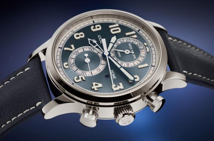 百达翡丽飞行表家族新增5924G这名成员，手表采用白金材质搭配蓝色或绿色面盘，同时功能性方面也在两地时间上增添计时码表功能。