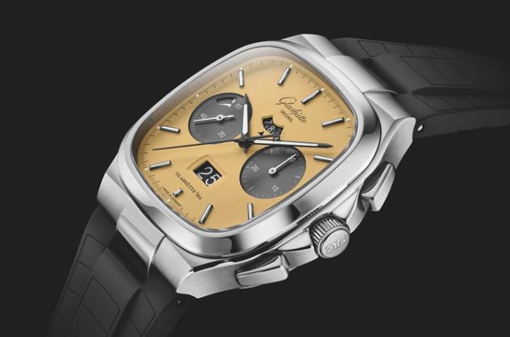手表采用不锈钢材质，并分别搭配胶带或不锈钢炼带。
