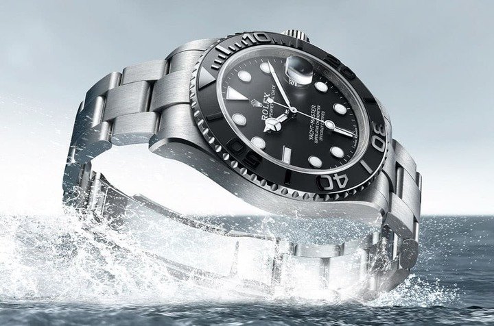 Yacht‑Master 42继白金与黄金款式后，2023年别开生面推出钛金属表壳炼带新作。