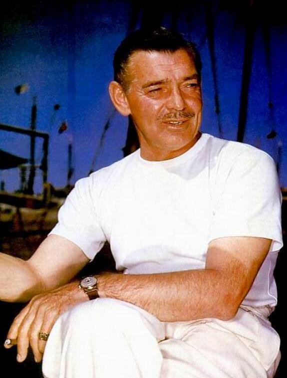 美国国宝级男演员Clark Gable，在《乱世佳人》中和Vivien Leigh（费雯·丽）演对手戏，将迷人而深情的白瑞德演得丝丝入扣，有「电影皇帝」之美誉。照片中他手上戴的表正是Ref.1526