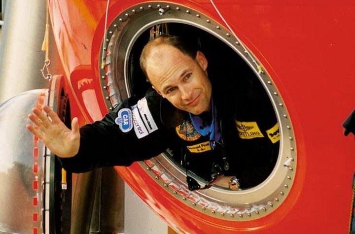Bertrand Piccard当年戴着缔造纪录的表款中便有一款百年灵Aerospace航天多功能计时码表，手表面盘的橘色和现代纪念版遥相呼应。