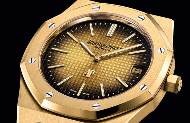 新款Royal Oak 16202外观延续系列的特色，如八角表圈、外露固定螺丝与Tapisserie格纹等，透过不同材质与面盘颜色的演绎，展现彼此独立个性。