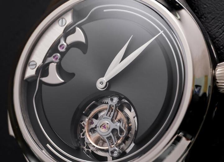 亨利慕时与三问报时专家双方携手创造全新设计，让位于面盘侧的音锤与报时装置一览无遗，显露复杂机制之美