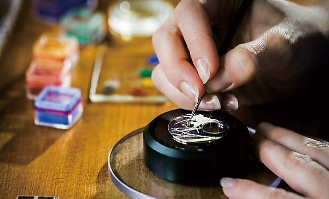 为了让颜色更为鲜豔，掌握窑烧时间与颜料个性极为重要，由于各种颜色都在不同的熔点融化，因此作品需要多重上色，配以多重焙烧