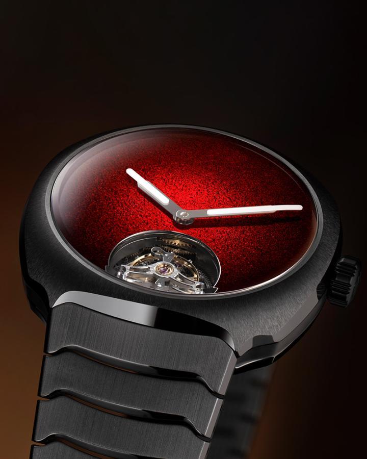 在内敛的碳灰色调之中，存在强烈的对比：有着罕见深邃层次的红色烟熏表盘。亨利慕秉持一贯的独特风格，重新诠释古老的大明火珐琅工艺，使其焕发现代光芒。