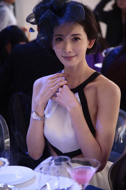 浪琴表优雅形象大使林志玲佩戴赛事指定腕表浪琴表康铂系列精钢玫瑰金钻石女表，优雅风采吸引众人的目光