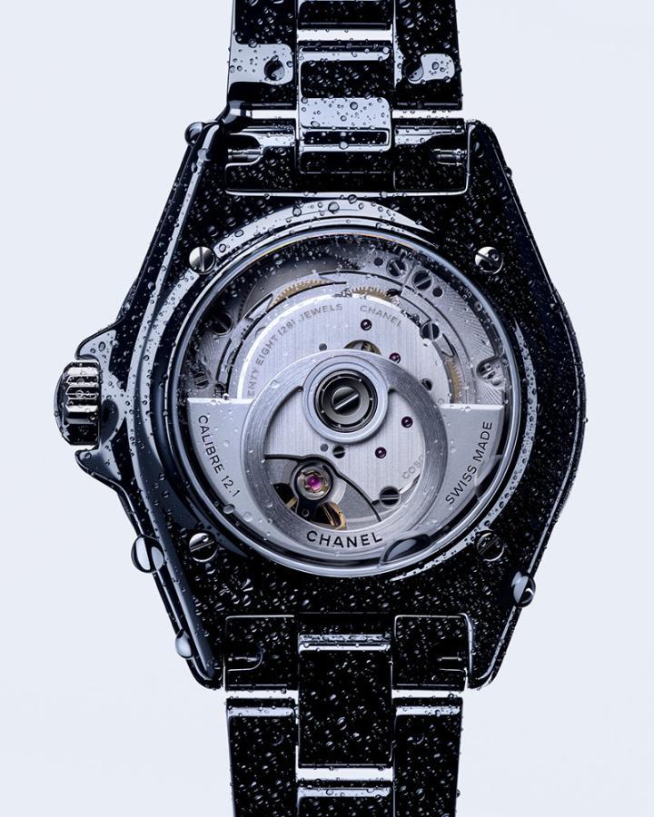 J12 黑色腕表表背清晰呈现 Caliber 12.1 机芯。