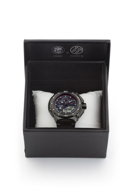 在调整按钮的可动部分，第二代CITIZEN×TOYOTA 86全球联名限量版腕表采用了更具滑顺感的操作配件，方便佩戴者使用，而每只腕表皆会附上质感精致的表盒，让车迷、表迷可以好好收藏，这只美丽的珍品