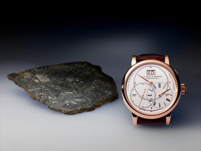 RICHARD LANGE PERPETUAL CALENDAR 「Terraluna」与后方的月球陨石碎片DAG 400 