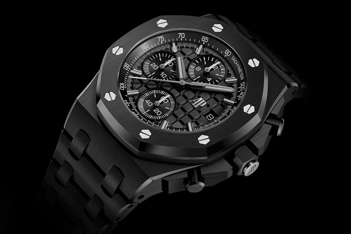 全新Royal Oak Offshore皇家橡树离岸型系列自动上链计时码表以陶瓷打造，采用品牌标志性的缎面拉丝和抛光手工修饰，营造出恒定的光影效果，突显此系列产品的多面结构。