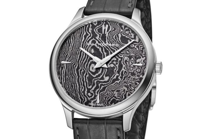 L.U.C XP Nihontō灵感取自日本刀的锻钢艺术，以玉钢精神转化为表盘材质，象征力量、荣誉与职人信念。