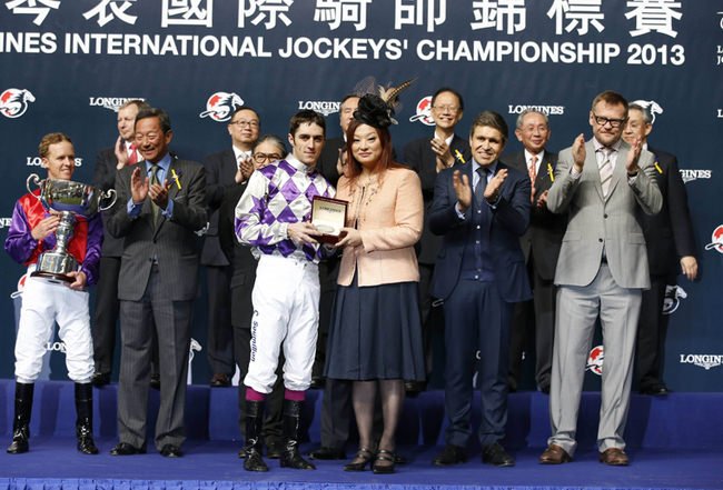 LONGINES香港区副总裁欧阳楚英小姐致送纪念品予「浪琴表国际骑师锦标赛」季军骑师苏铭伦 (Christophe Soumillon)
