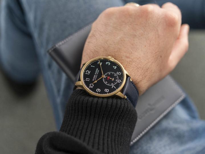 雅典表一直是二十世纪最受海军军官青睐的制表品牌之一，军用风格设计也深入品牌DNA。此次推出的全新卡其版和青铜版腕表是该系列进一步拓展的必然之路