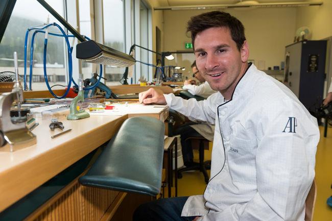 充满玩心的Leo Messi亲自参与体验制作腕表的过程