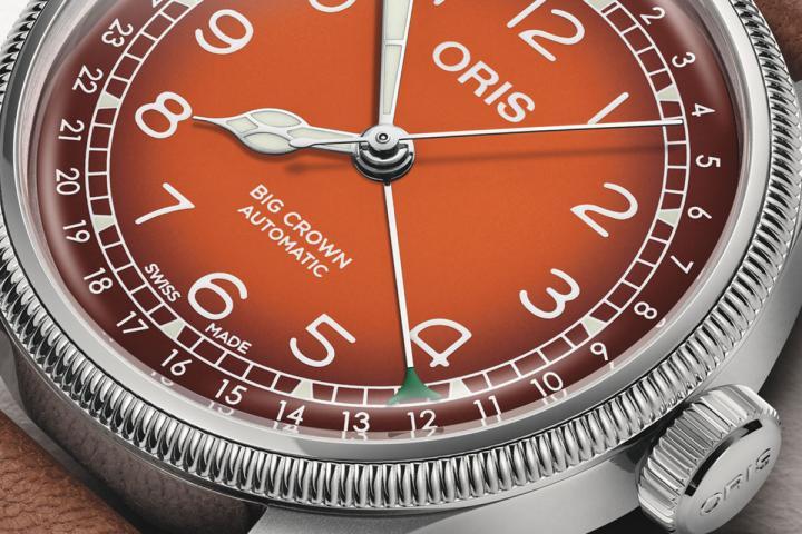 Oris X Cervo Volante 配备夕阳余晖般的渐层橙色表盘，散发温润气息，仿佛火炉上烘烤栗子的暖光。