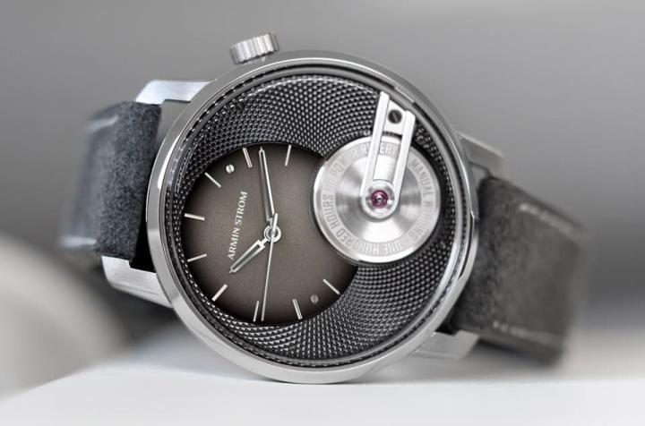 ARMIN STROM推出新设计的三针表Tribute 1，手表风格相对简约，与一般独立制表作品的印象有点出入。