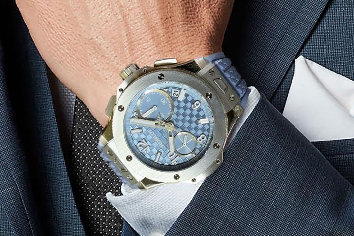 宇舶表独家研发的 "潮苍蓝"，无论搭配春季轻盈的亚麻西装，或是运动机能材质的都会外套，都能展现佩戴者沉稳而前卫的时尚态度。