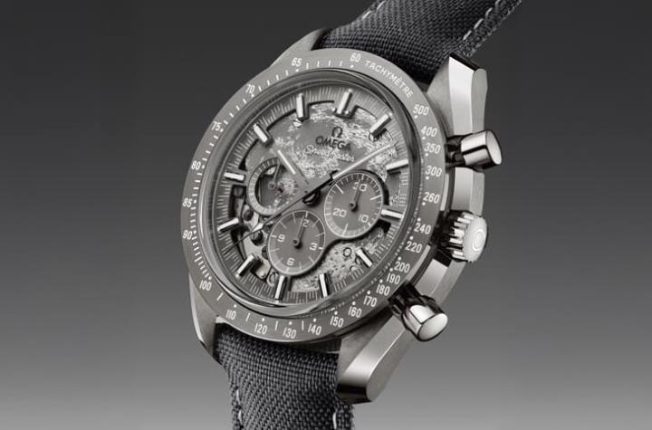 超霸月之灰面的镂空表盘呈现月球近面效果，透过表背可见月球暗面，灵感源自阿波罗 8 号观察纪录。