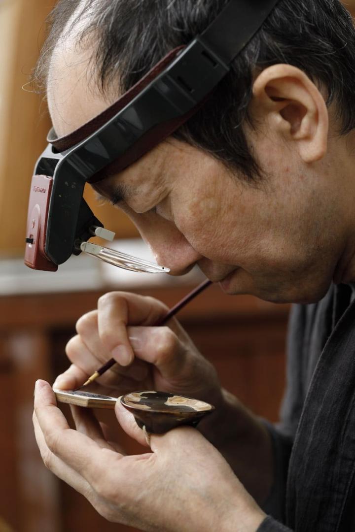 表款面盘莳绘图案再度委请山田平安堂的漆艺大师小泉三教先生负责绘制。