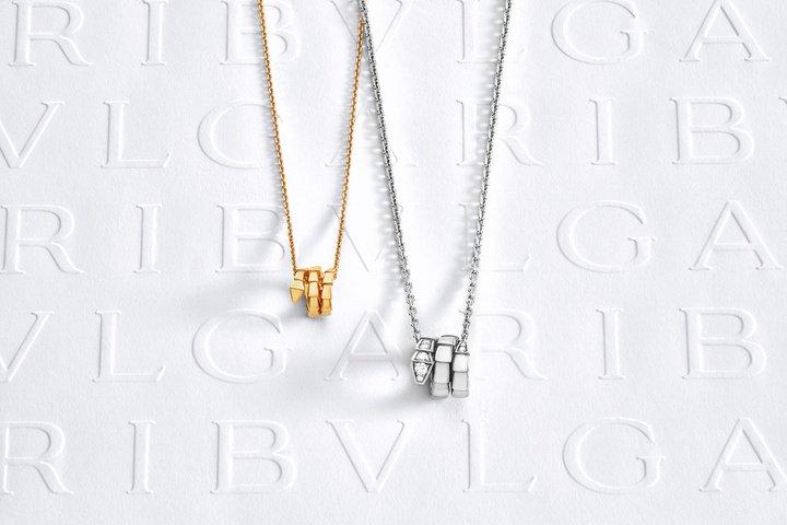Serpenti Viper 系列 18K 黄金项链 (左) 及 18K 白金镶钻项链 (右)。