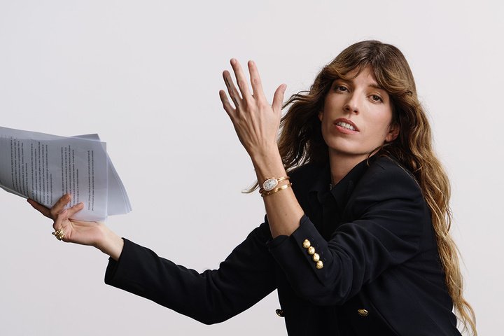 露．杜瓦隆(Lou Doillon)佩戴Baignoire de Cartier腕表小型款与Love系列手环等卡地亚标志作品交相辉映。