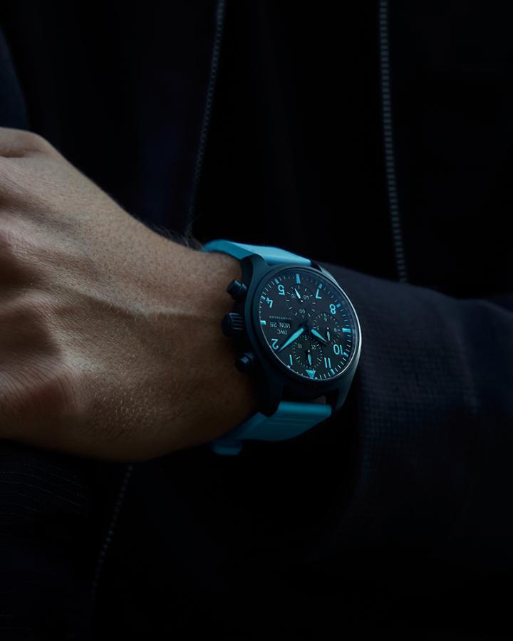 黑色表盘上的印刷时标及数字采用 George Russell 标志性的蓝色，黑色指针亦覆以蓝色 Super-LumiNova® 夜光涂层。