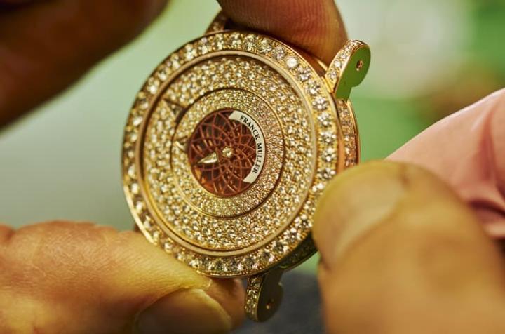 三枚同心旋转盘分别显示分、时、秒，三角形宝石指示时间，呈现宛如天体运行般的优雅律动。