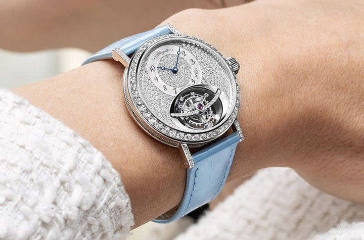 Classique Tourbillon 3358在白金表壳内外镶上大量钻石，搭配天蓝色皮带自带一股华丽美感。
