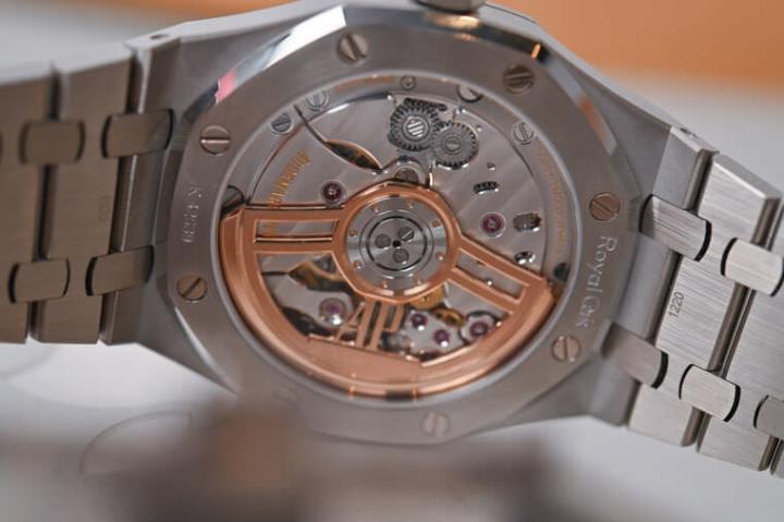 表款搭载的4302机芯正是出自2019年爱彼新发表的CODE 1159系列，它在规格方面呈现更现代化的进步痕迹