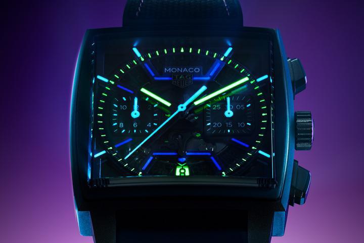 腕表透过各种 Super-LumiNova® 夜光涂层色调绽放光芒，于黑暗中展现真实个性。