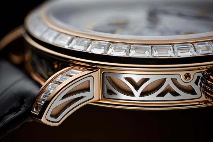 表圈镶上长方形钻石、表侧则是镶上白金叶子金雕，这些细部的调整让手表的风格瞬间变得华丽许多
