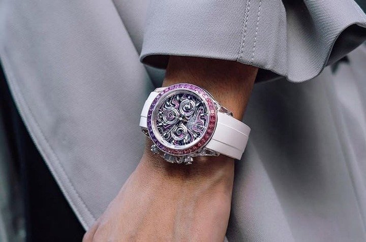 Daytona ”Nebula”蓝宝石水晶面盘以黑、粉、白三色彩绘上流体图案，如同星云旋涡般的效果，赋予手表赏心悦目的美感。Source：AET REMOULD