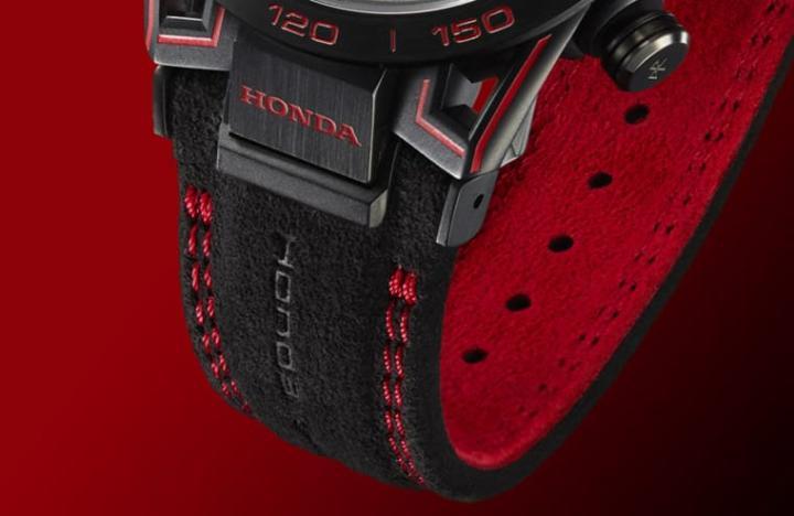 红黑配色表带采用与HONDA Type R车款相同的意大利Alcantara™麂皮材质。