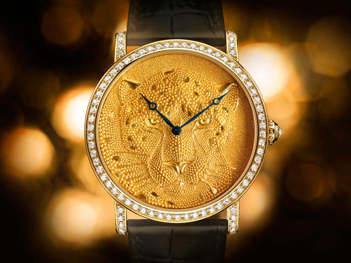 Rotonde de Cartier卡地亚猎豹装饰腕表，直径42毫米，金属珠粒工艺 © Cartier