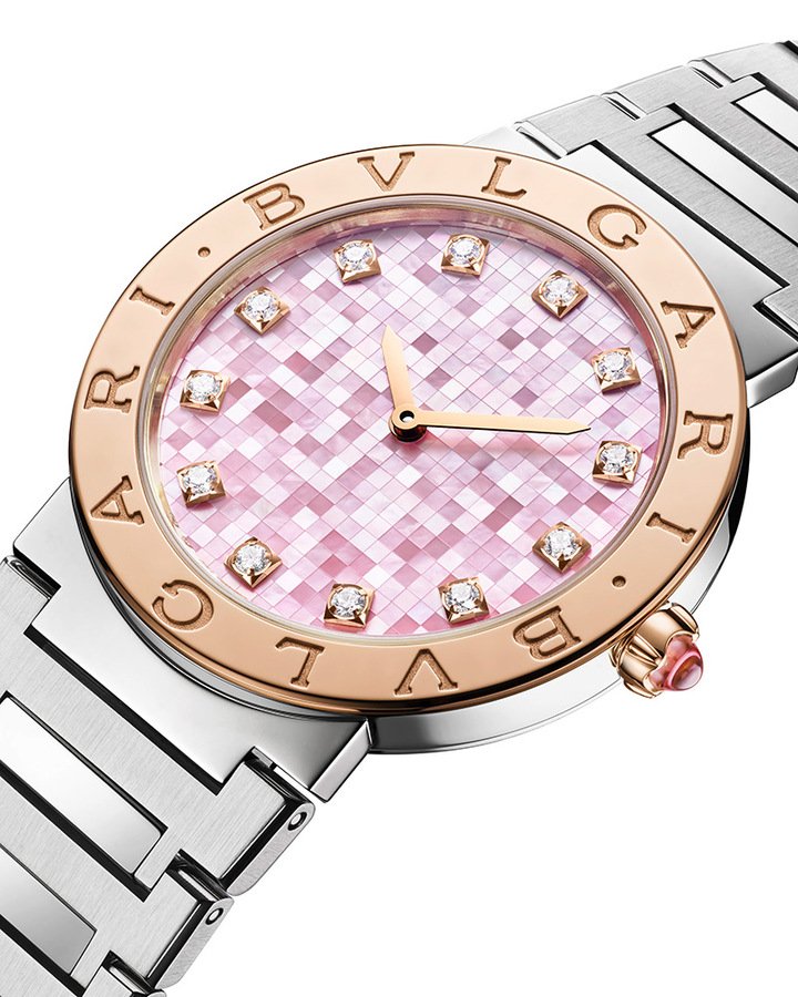 全新 Bvlgari Bvlgari 腕表以近 400 片的珍珠母贝错落有致地镶嵌在表面盘上，将时标上的钻石衬托得更加动人，表冠镶嵌蛋面切割的粉色碧玺。