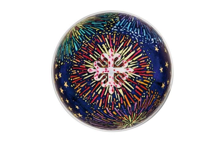 20145M-001座钟上的圆顶以缤纷珐瑯釉彩呈现烟火般的画面，赋予象征PP的卡勒卓华十字图案绚丽视觉效果。