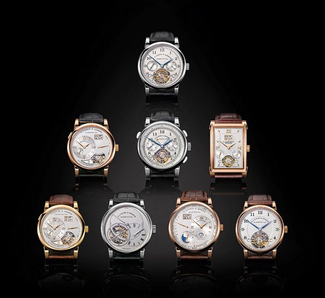 罕有合照——跨越20年的八枚朗格陀飞轮腕表。顶部：TOURBILLON 「Pour le Mérite」。中间（左起）：LANGE 1 TOURBILLON 、 TOURBOGRAPH「Pour le Mérite」、 CABARET TOURBILLON 。 底 部 （ 左 起 ）：LANGE 1 TOURBILLON 「165 Years ％ Homage to F. A. Lange」、RICHARD LANGE TOURBILLON 「Pour le Mérite」、LANGE 1 TOURBILLON PERPETUAL CALENDAR、1815 TOURBILLON