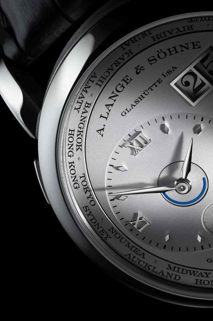 Lange 1 Time Zone 2023年改以铂金表壳示人，补上原本专卖店限定版黄金款式停产的空缺，并与白金与玫瑰金款式同时并行。