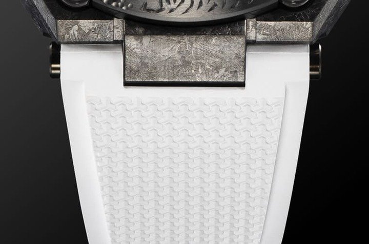 G-SHOCK选用白色Dura Soft氟橡胶表带呼应《冲击丸：皑》的“皑”这个字，也代表着武士的决心和忠于自我的信念。